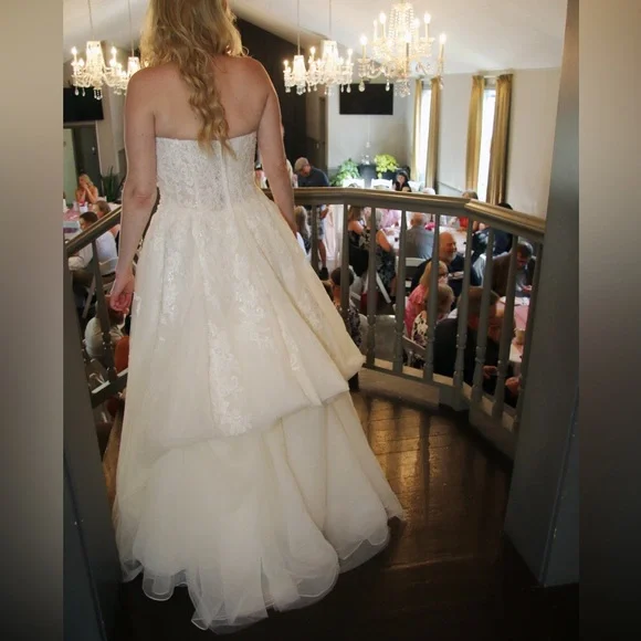 Wedding dress sheer lace and tulle ball gown - Ivory - Size 8 - Has pockets - Picture 6 of 7